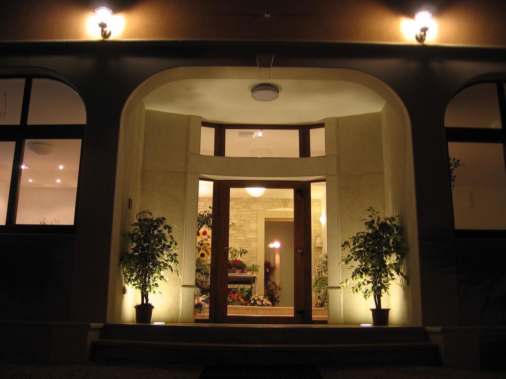 Guest House Caterina Porec Esterno foto